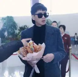 张若昀发博称机场有个姑娘送一束鸡腿,定睛一看懵了,原来暗号不对
