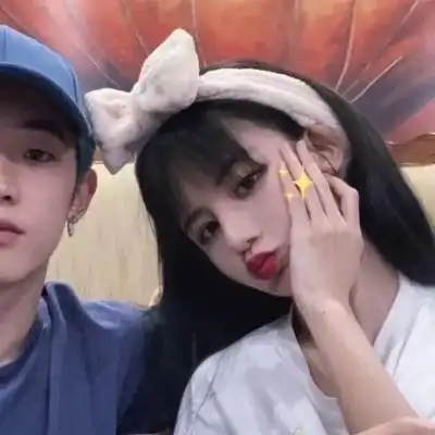 可爱情侣双人一图头像情侣头像一人一半分开
