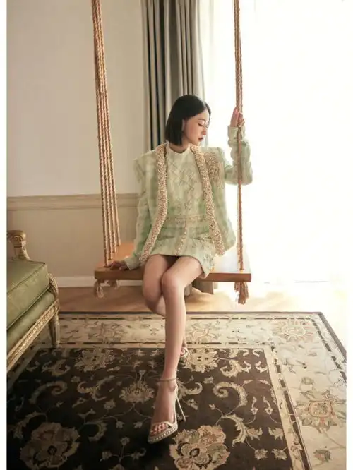 吴谨言又美出新高度了,穿薄荷绿的小香风套装贵气精致,清新减龄
