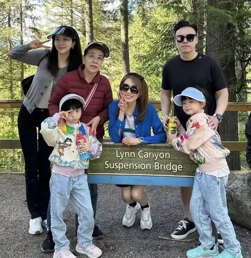 熊黛林晒双胞胎女儿高清正脸照妹妹单眼皮,姐姐双眼皮,都像爸
