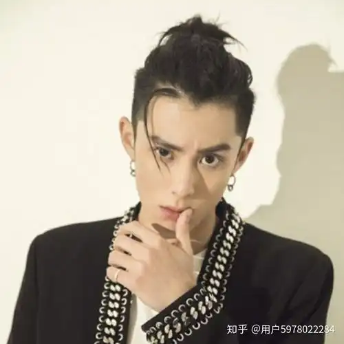 男士留长发有什么比较man的发型
