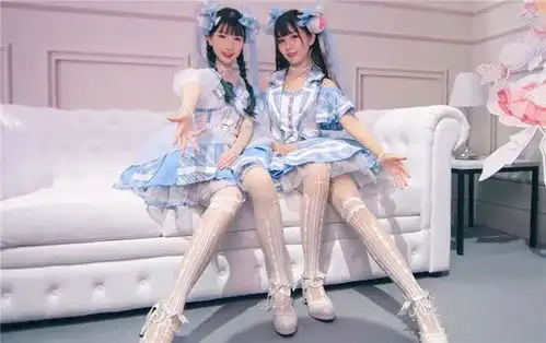 60岁大爷参加上海chinajoy,肉装亚索游走全场,颇受美女欢迎
