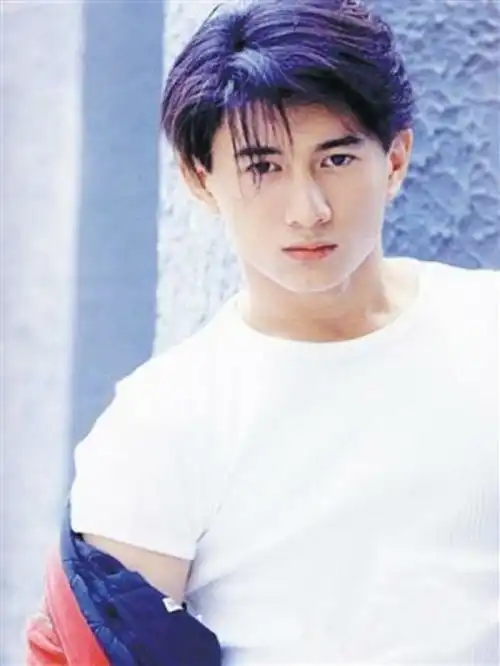 吴奇隆6岁到50岁罕见照被上帝吻过的脸,和每个女星都超配
