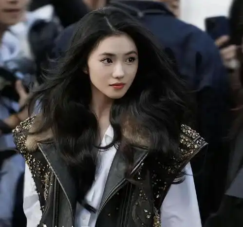 巴黎这夜,中韩女星刘浩存张元英同框颜值差距大,中式大气封神
