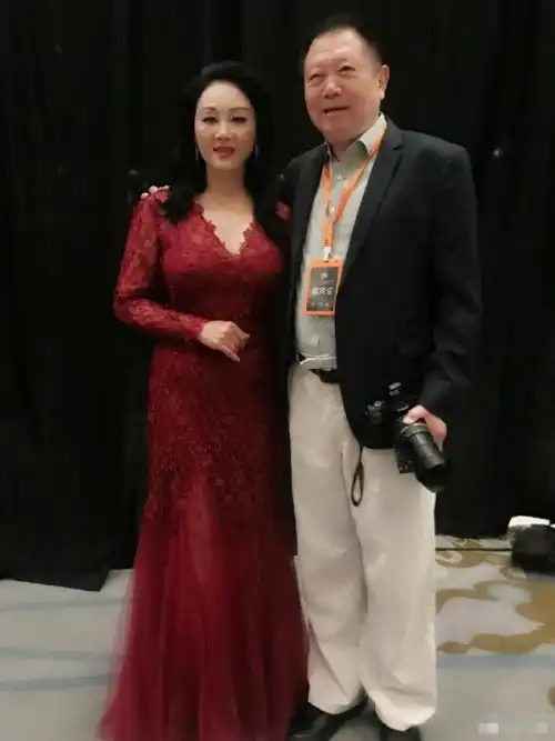 当57岁王姬穿上红色蕾丝长裙那刻,终于见识了什么叫风韵犹存
