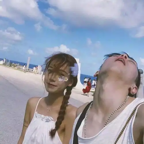 情侣头像没有人喜欢孤独只是不愿失望
