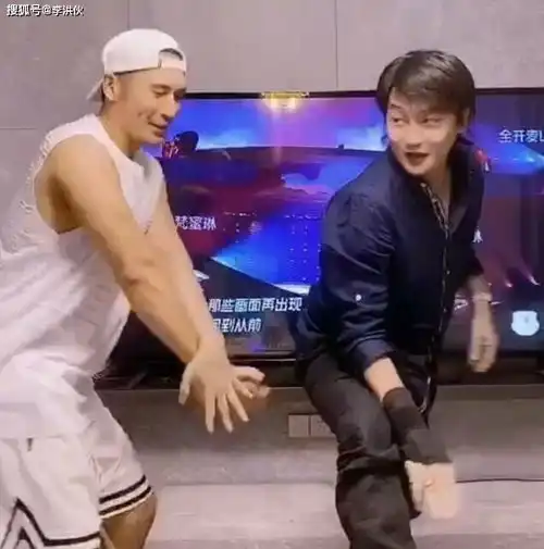 小虎队三兄弟吴奇隆当奶爸,陈志朋大叔范,独留苏有朋走花路
