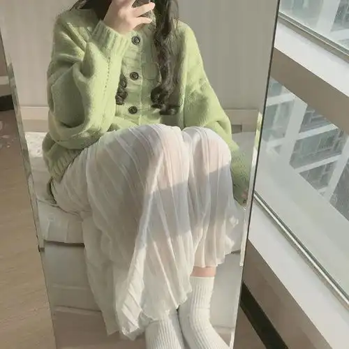 最近很火的薄荷绿针织开衫,清新又时髦,连女明星潮人都在穿
