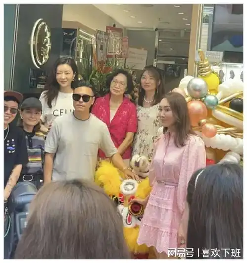 熊黛林熬出头,以老板娘身份现身郭可颂名表店开业仪式,婆媳和睦
