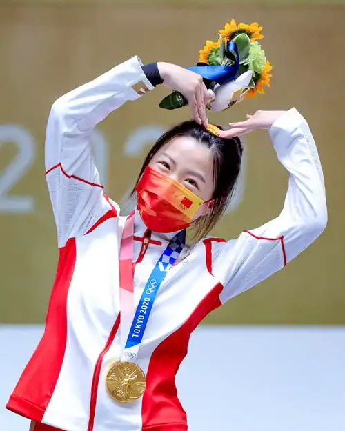 杨倩10岁练射击,高考前还追星白敬亭,日本网友称她有杨贵妃基因
