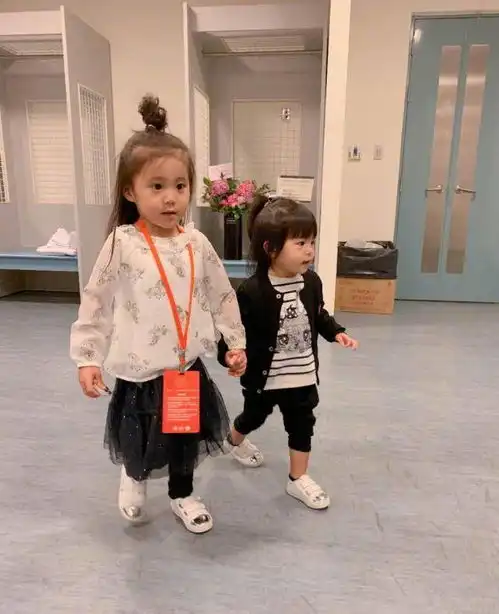 贾静雯称妈妈累了,晒照和女儿同睡沙发,咘咘脸上盖毛巾睡姿抢镜
