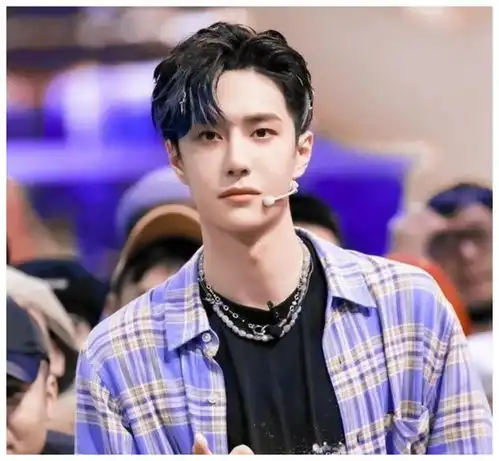 王一博官宣回归这就是街舞4,蓝白挑染长发,酷盖炸街来袭
