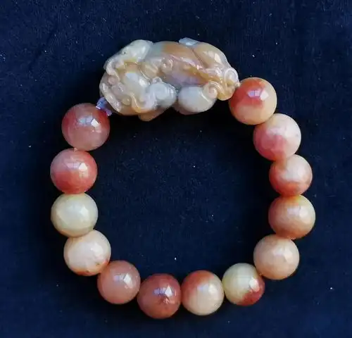 我有一件心爱的宝贝,黄龙玉貔貅手串
