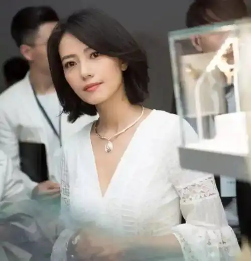 将军在上马思纯短发那么美,只因一个外翻发型
