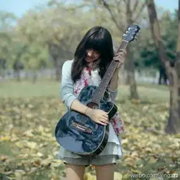 带吉他的女生头像
