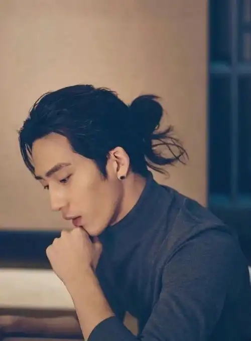 明星留丸子头,展现不同魅力,帅气十足你有留过吗
