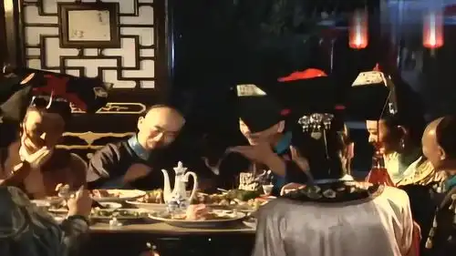 和珅办寿皇上及文武百官齐聚,看到刘墉的礼物后,和珅的表情亮了
