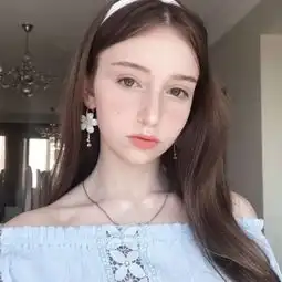 颜汐欧美少女风的小姐姐
