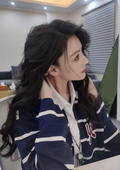 本以为张馨予短发够帅了,看到她留长发之后,风情万种气场全开
