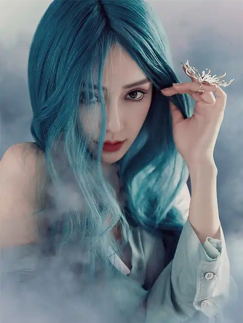 angelababy登杂志四月刊封面蓝发人鱼姬造型优雅妩媚
