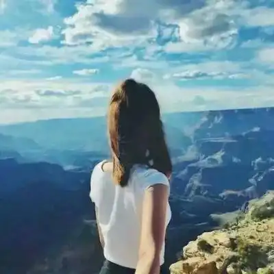 清新头像女生蓝色,一个女孩在蓝天下真的很美
