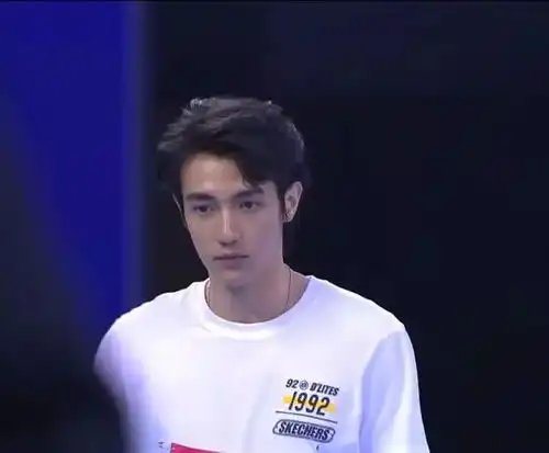 40岁萧亚轩带小16岁男友上节目,全程紧盯对方,曾放话想为他生子
