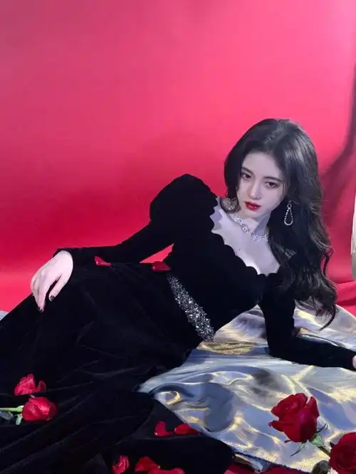 张予曦的旗袍鞠婧祎的红毯宋祖儿的港风,女明星的氛围感爆棚
