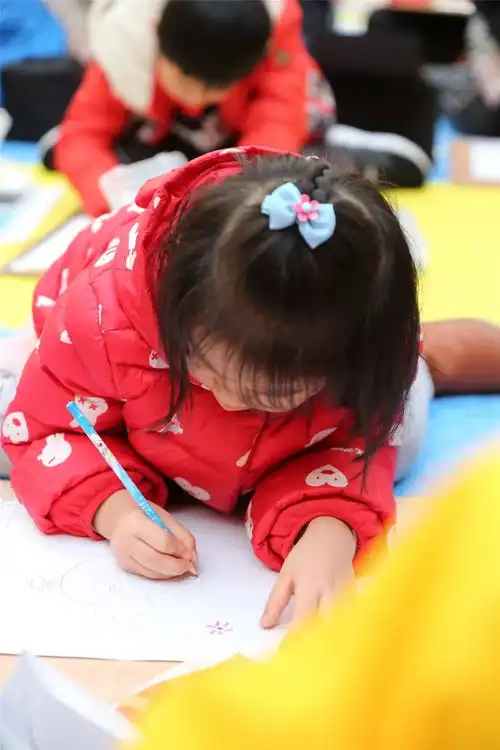 用画笔渲染冬季艺术的篇章百人绘画活动圆满结束
