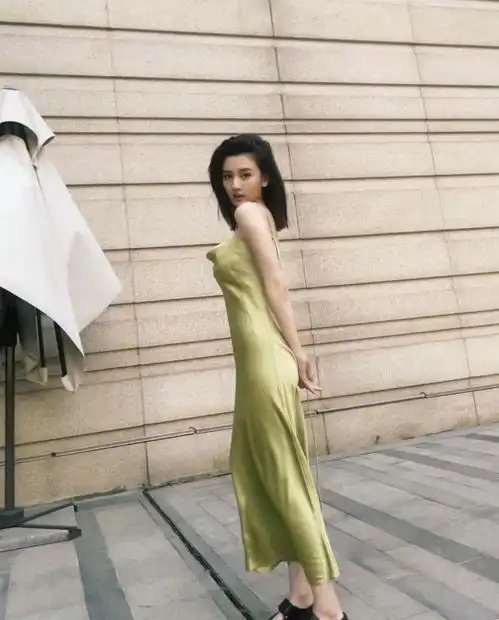 宋祖儿最新海边写真,白t配热裤和丝绸修身裙,你喜欢哪种
