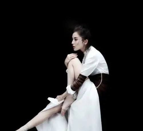 穿芭蕾舞服的明星,刘诗诗景甜优雅有气质,他们却惹来观众大笑
