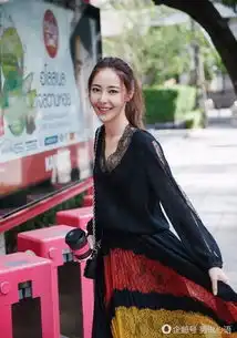 米露街拍风情万种,清新美艳笑颜尽显
