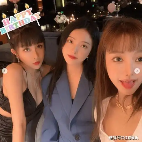 王文也参加奢华生日趴,穿蓝色西装玩下衣失踪,恋爱后愈发靓丽
