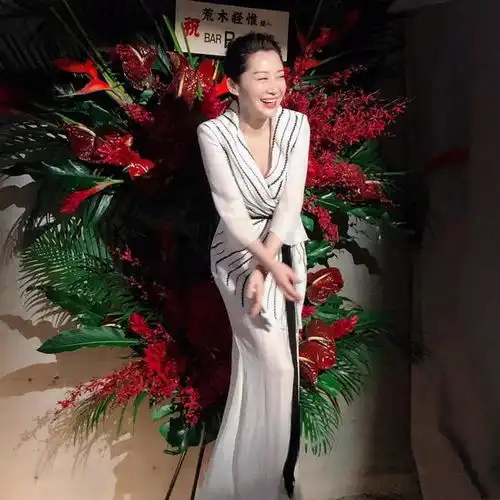 许晴才是真正逆龄生长,穿水钻拖地裙气质太高级,看不出55岁
