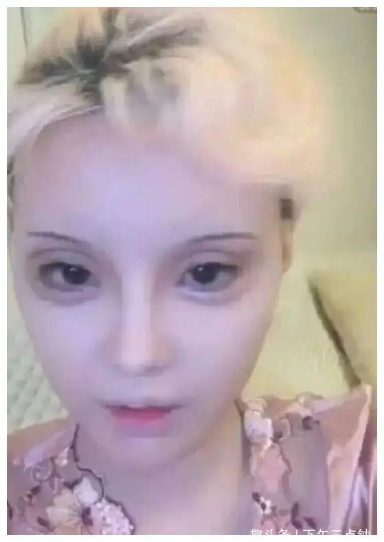 最美真人芭比为证明没整容,晒素颜照,网友你还是画上妆吧
