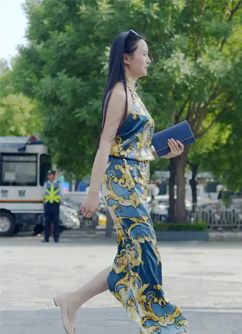 长裙怎么搭配鞋子小姐姐的不同操作展现不一样的魅力,性感时髦

