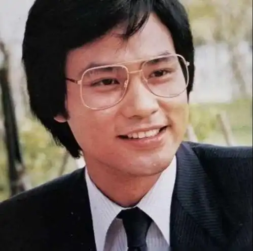 任达华69岁高龄还没退休,全部家产给小12岁娇妻,她有什么魅力
