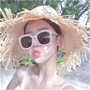 高冷戴墨镜的女生头像,戴着眼镜看起来很有风度
