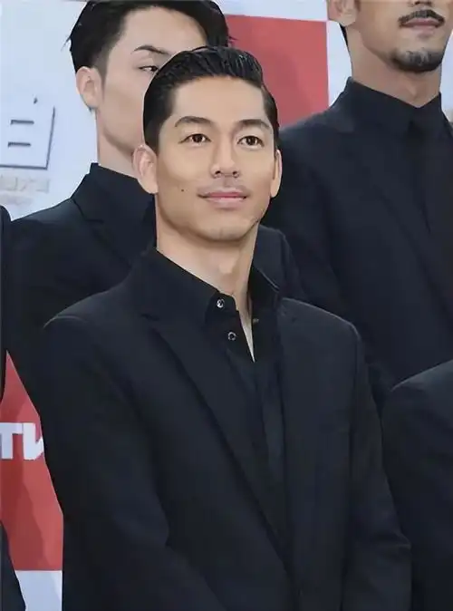 林志玲被爆遭到家暴,假体被打出来,疑似老公出轨她连夜逃回台湾
