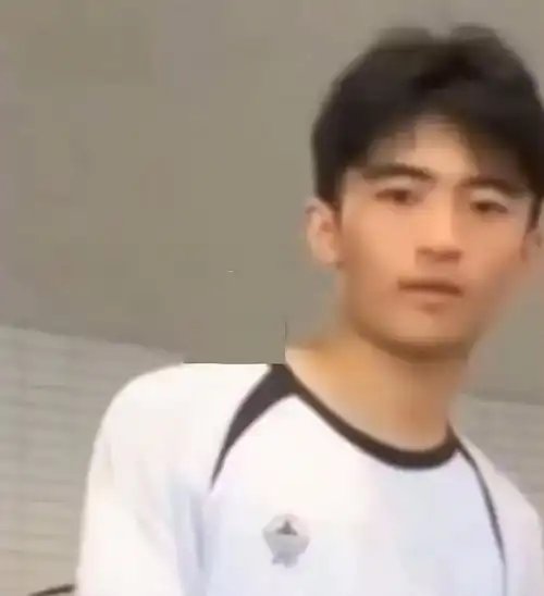 谢霆锋17岁儿子近照公开,模样清秀像父亲年轻时候,五官很帅气
