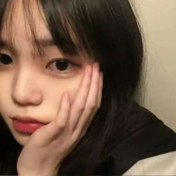 真人女生头像暧昧横行的时代不适合恋爱
