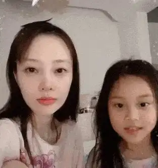 200万的商演,女儿甜馨被当做流量工具人,李小璐真心不易
