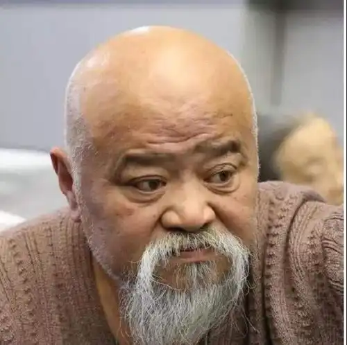 65岁演员李琦把酒当水,喝每天两包烟,如今报应来了
