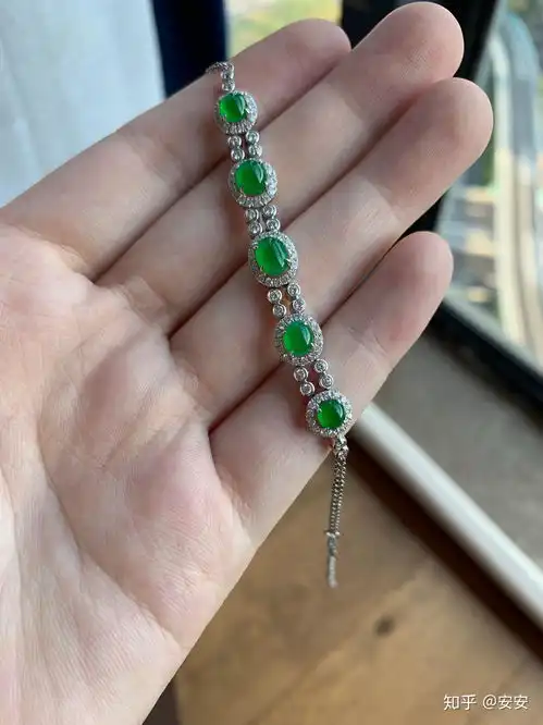 三十岁左右的女性喜欢什么材质和款式的珠宝
