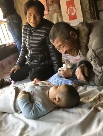 带儿子回农村公婆家,爷爷拿小猪仔给孙子当玩具,感受满满的情亲

