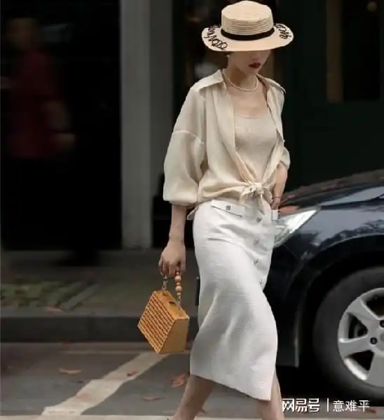 四五十岁的女人,学三木妈妈这样打扮长裙帽子,美得优雅迷人
