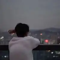 qq头像背影伤感男生
