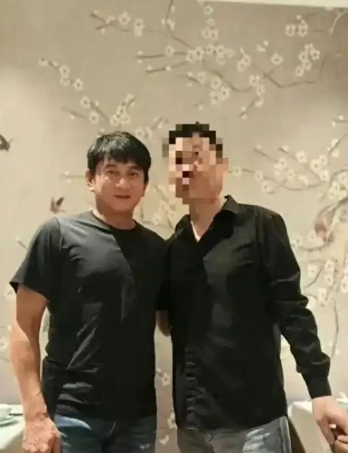 53岁的吴奇隆发福了,帅了一辈子的男人
