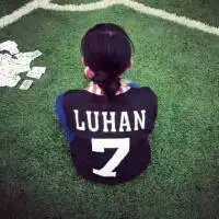 qq头像女背影衣服带数字坐着的图片
