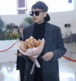 张若昀发博称机场有个姑娘送一束鸡腿,定睛一看懵了,原来暗号不对
