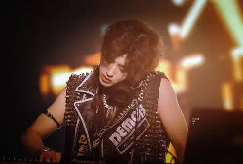 蔡徐坤美国公演燃炸舞台,小奶狗秒变狂野男孩,网友舔屏
